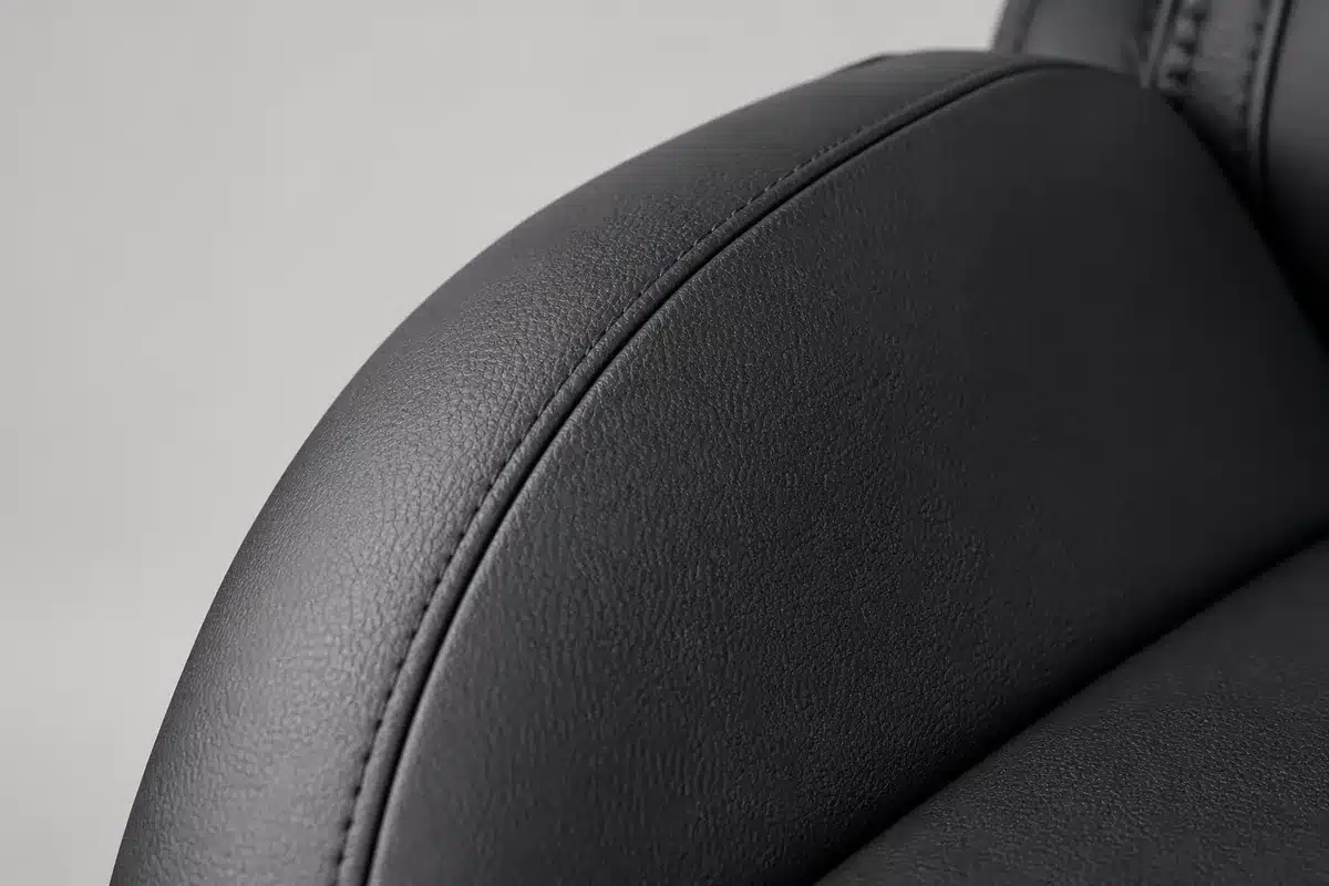 Close-up van zwarte kunstleren bekleding met stiknaad op een gamestoel