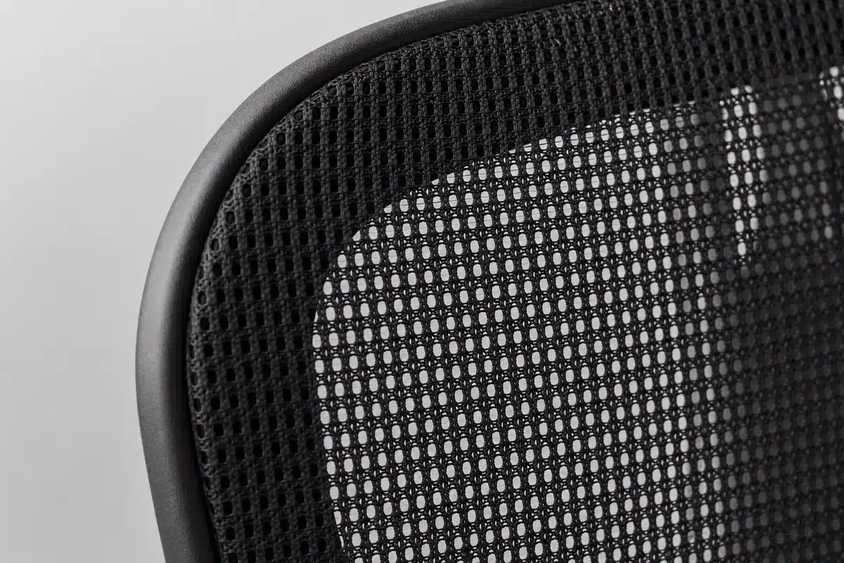 Close-up van ademende mesh bekleding op een gamestoel
